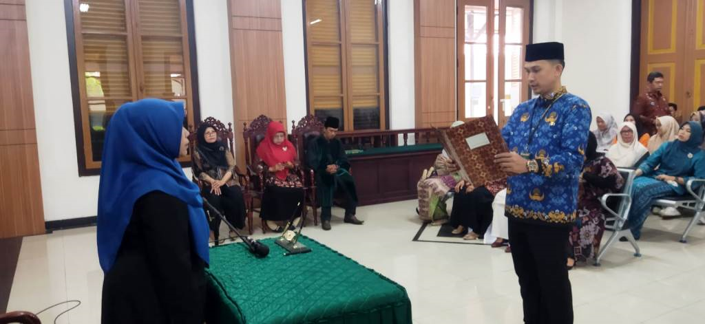 Ketua Pengadilan Tata Usaha Negara Padang melantik Pegawai Negeri Sipil