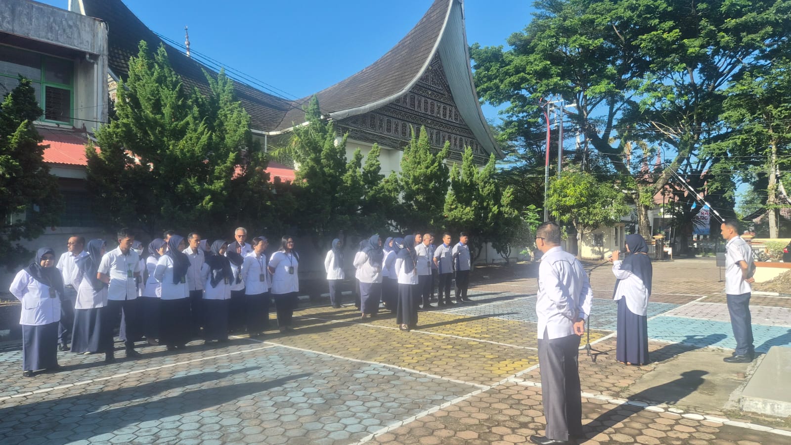 Kegiatan Rutin Apel Pagi PTUN Padang