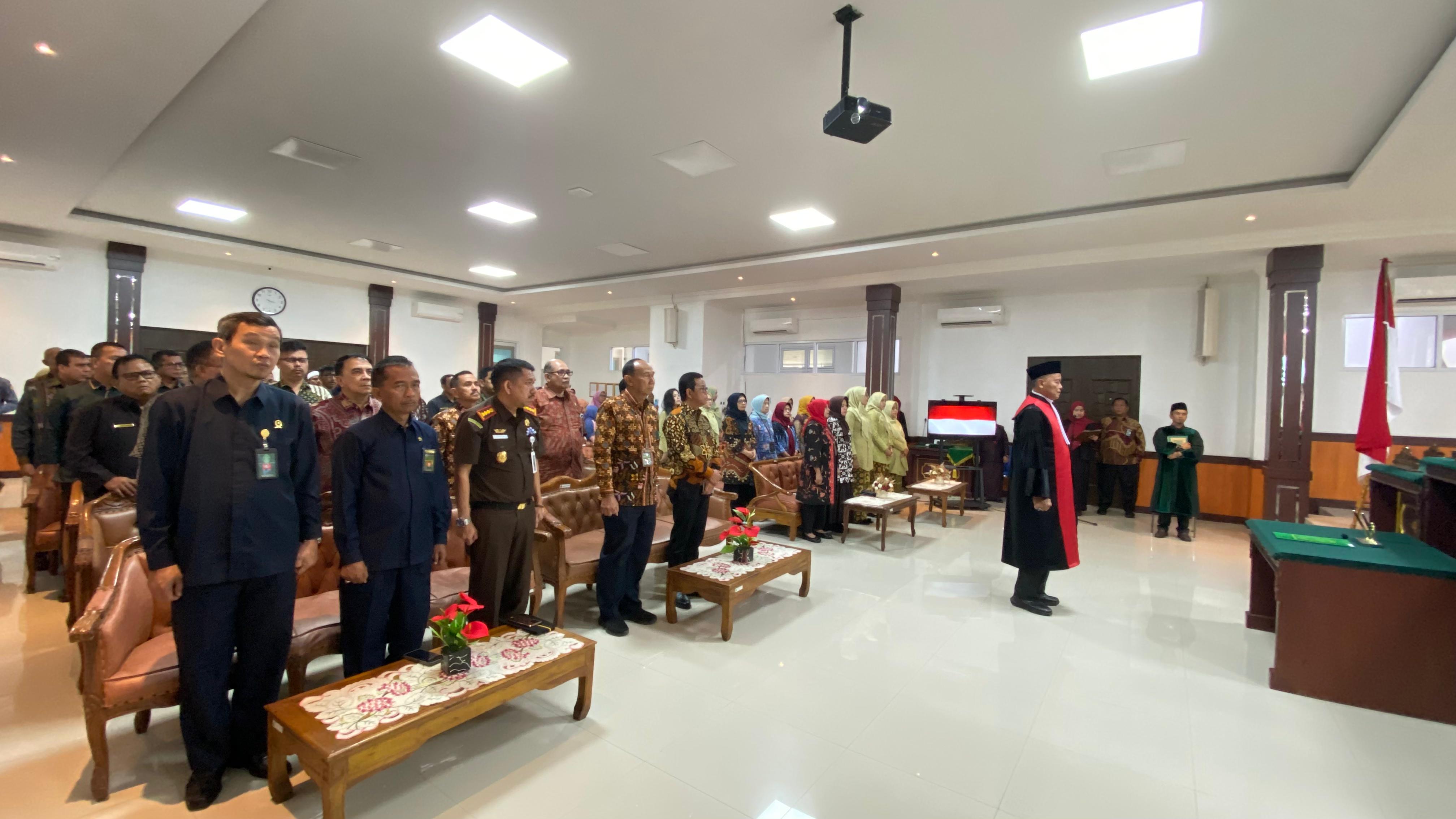 Ketua menghadiri Acara Pelantikan dan Pengambilan Sumpah Jabatan Ketua PN Padang